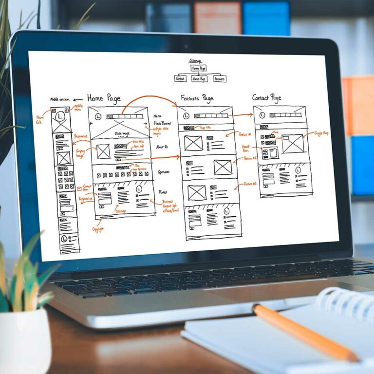 회사 홈페이지 디자인 중인 노트북 화면